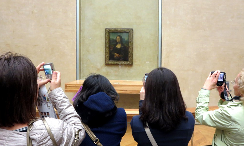 Photographers in front of the Mona Lisa in the Louvre