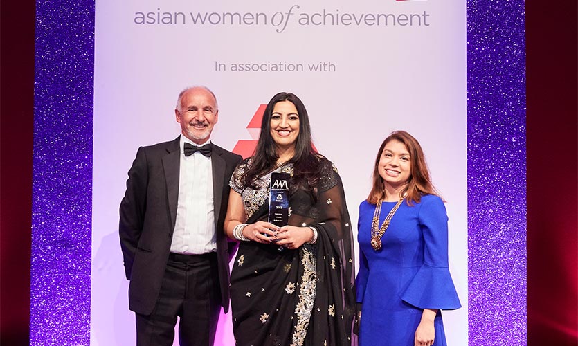 Dr Pooja Saini receiving her award