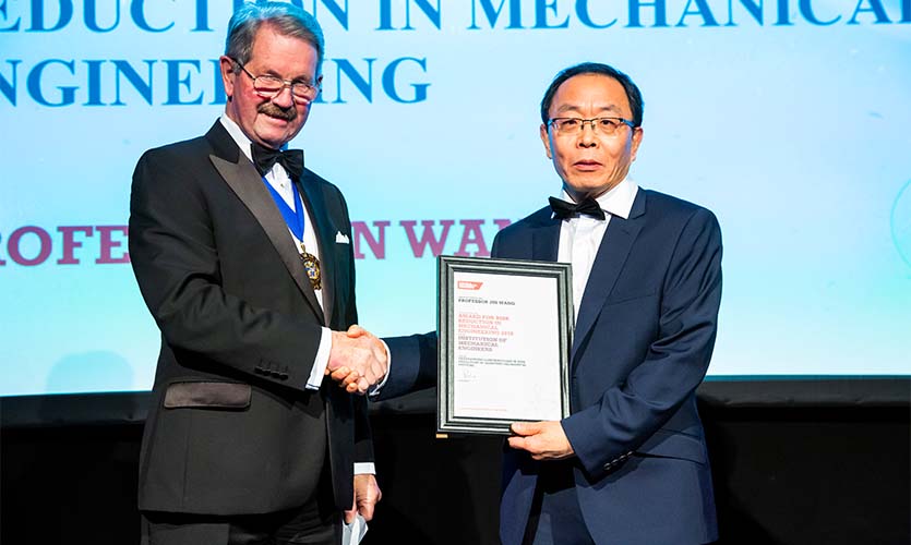 Jin Wang receiving his award